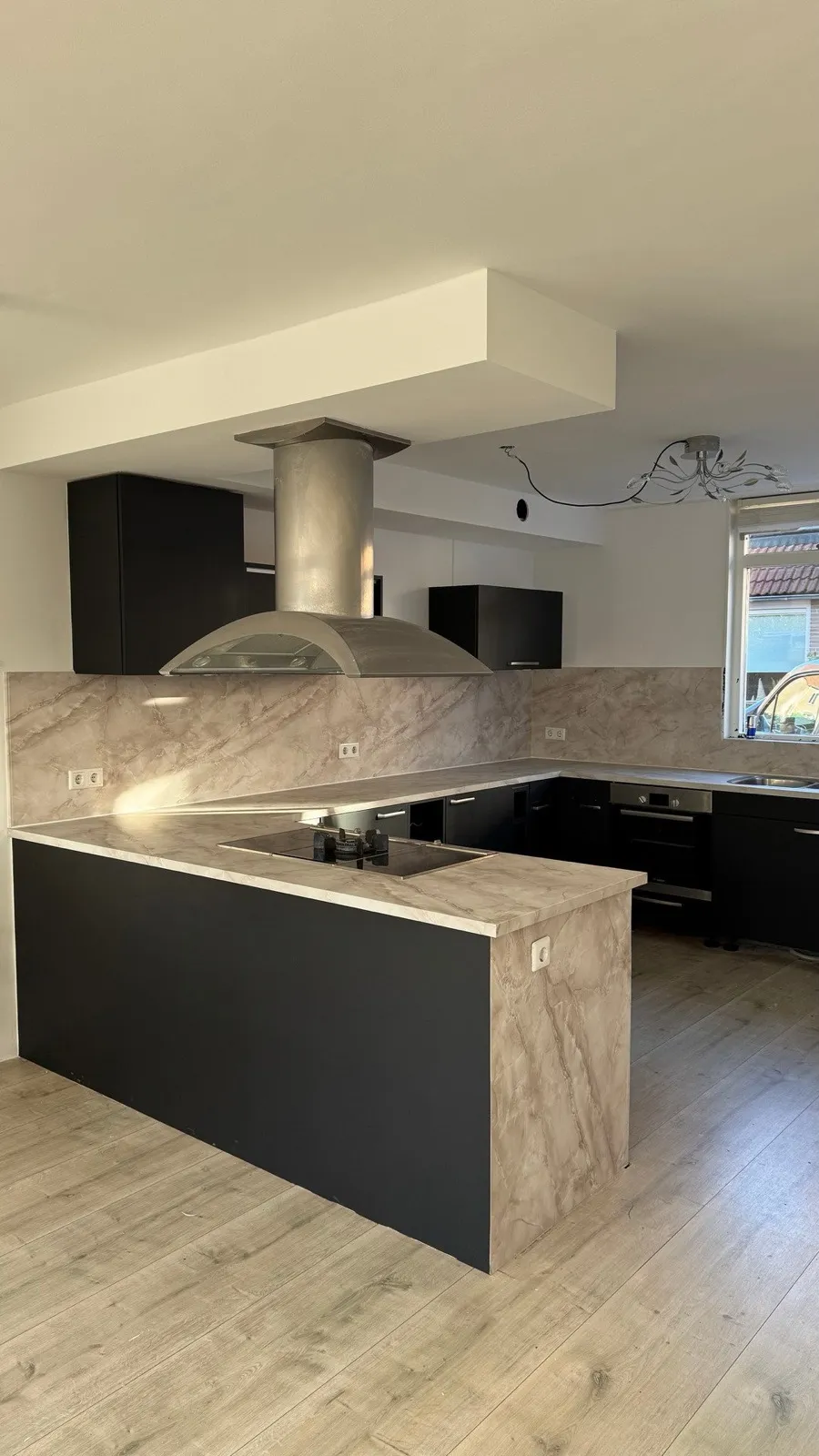 Keuken Make-over in Lelystad: Mat Zwart met Marmerlook Aanrechtblad