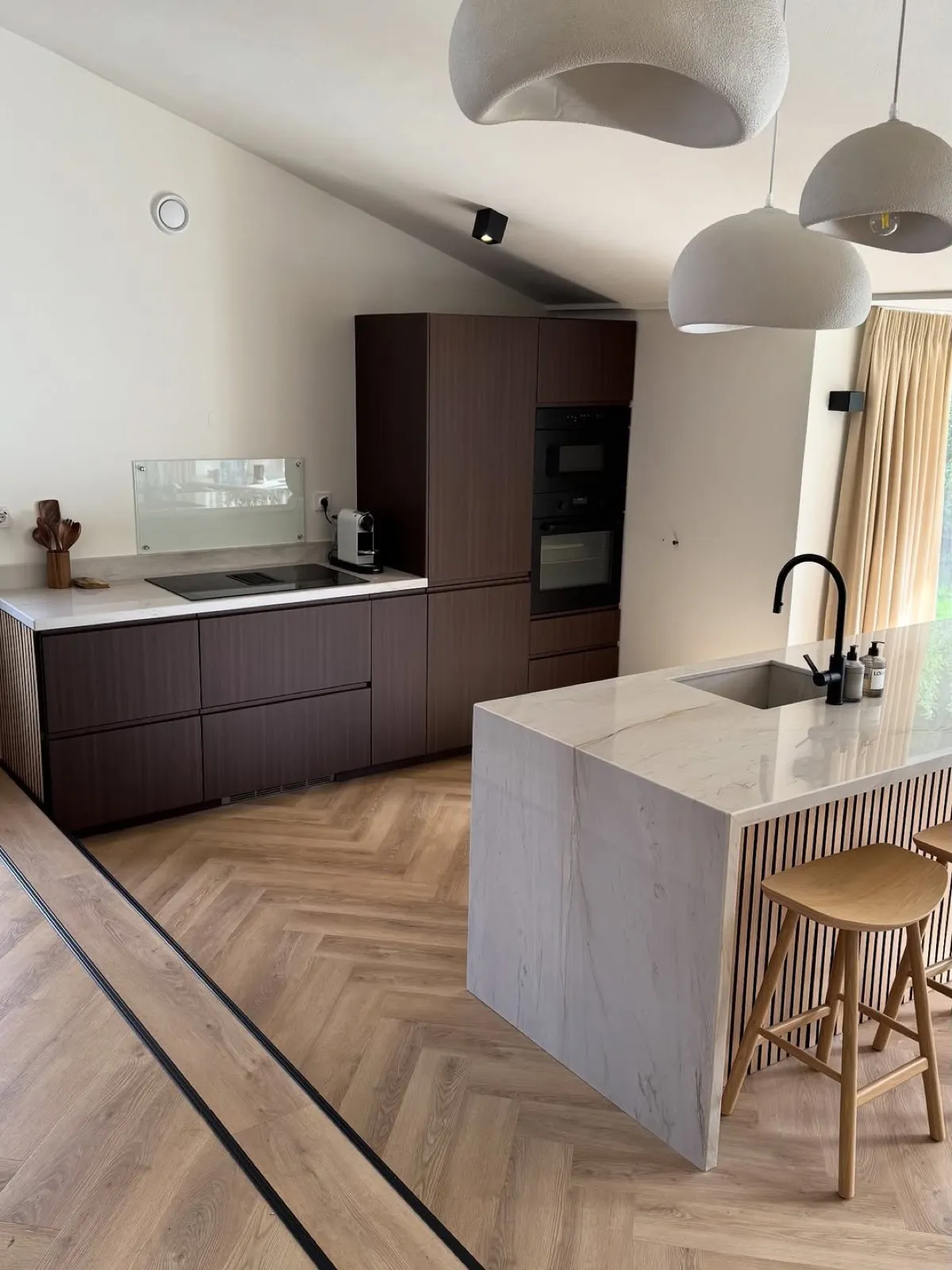 Wat kost keuken wrappen? Een slimme investering voor een frisse look