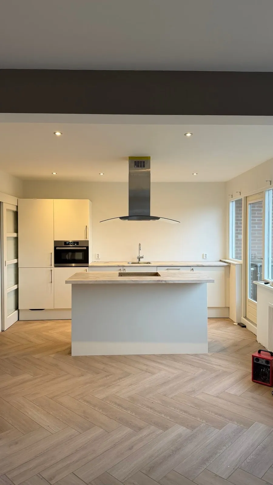 Keuken Make-over in Hellevoetsluis: Van Landelijke Stijl naar Modern met Strakke Fronten