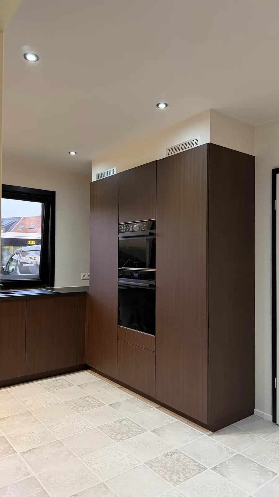 Keukenwrappen in Edegem: Een Two-Tone Make-over met Warme Houtlook