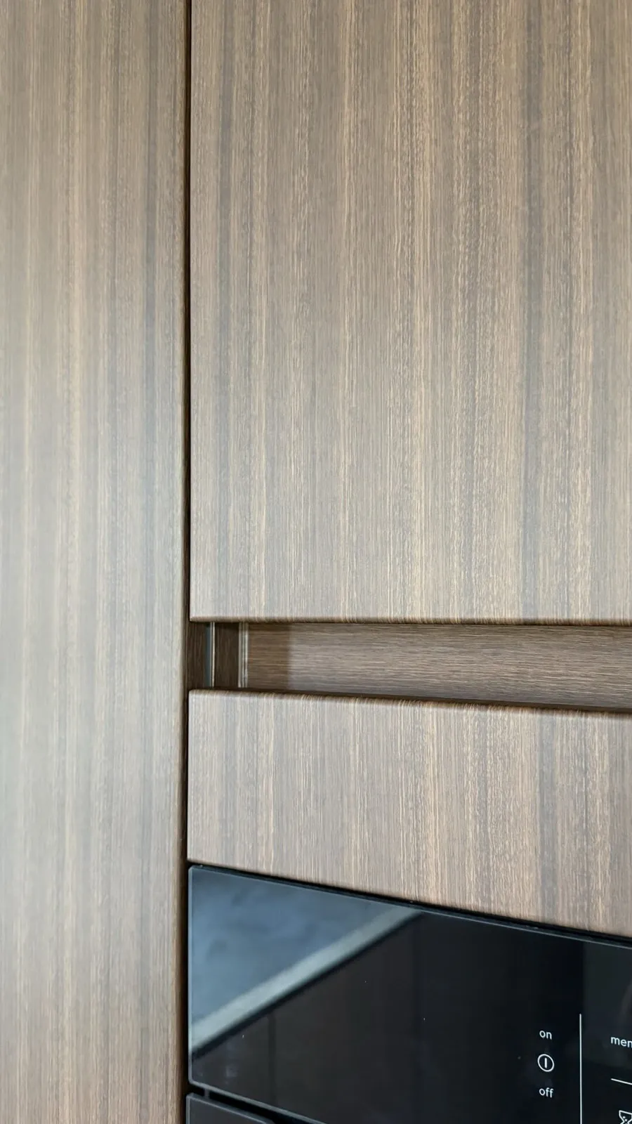 Keuken wrappen in Almere: warme Japandi stijl met een strakke afwerking